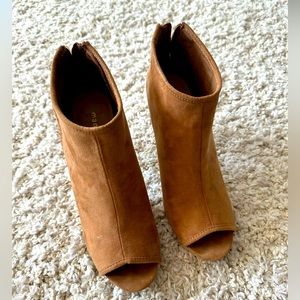 EUC Madden girl size 9 brown suede peep toe booties